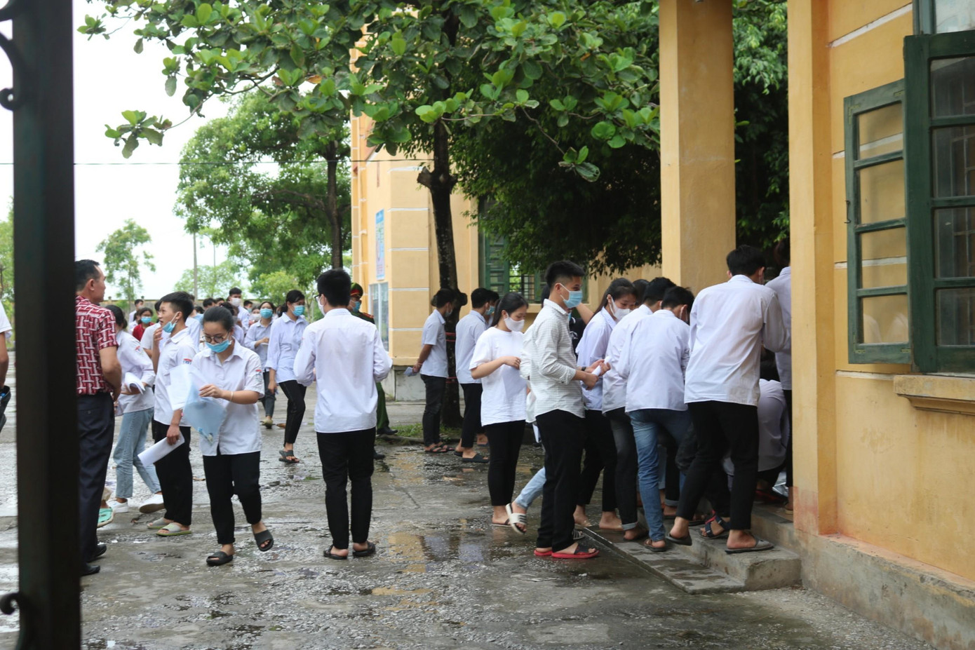 Hình ảnh tại điểm thi trường THPT C Thanh Liêm sau khi các sĩ tử hoàn thành bài thi Ngữ văn. Hình ảnh tại điểm thi trường THPT C Thanh Liêm sau khi các sĩ tử hoàn thành bài thi Ngữ văn.