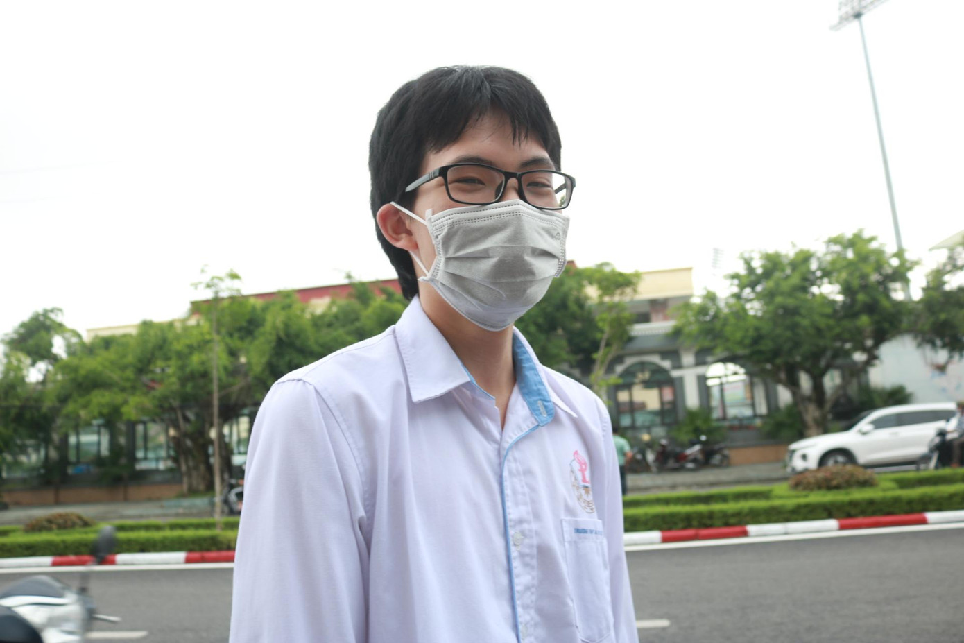 Bạn Việt Cường rời điểm thi THPT A Phủ Lý phấn khởi, cho biết: &quot;Mình dùng môn Lý xét tuyển ĐH nên tập trung vào môn này nhất và thấy đề khá khó, dù vậy mình tự tin làm tốt 38 câu. Hai môn còn lại nhìn chung cũng không &quot;dễ xơi&quot; nhưng để đạt điểm khá mình nghĩ không khó&quot;.