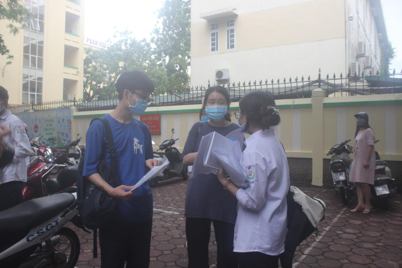 Nhiều thí sinh nán lại điểm thi để trao đổi về đề Toán với các bạn của mình. Nhiều thí sinh nán lại điểm thi để trao đổi về đề Toán với các bạn của mình.