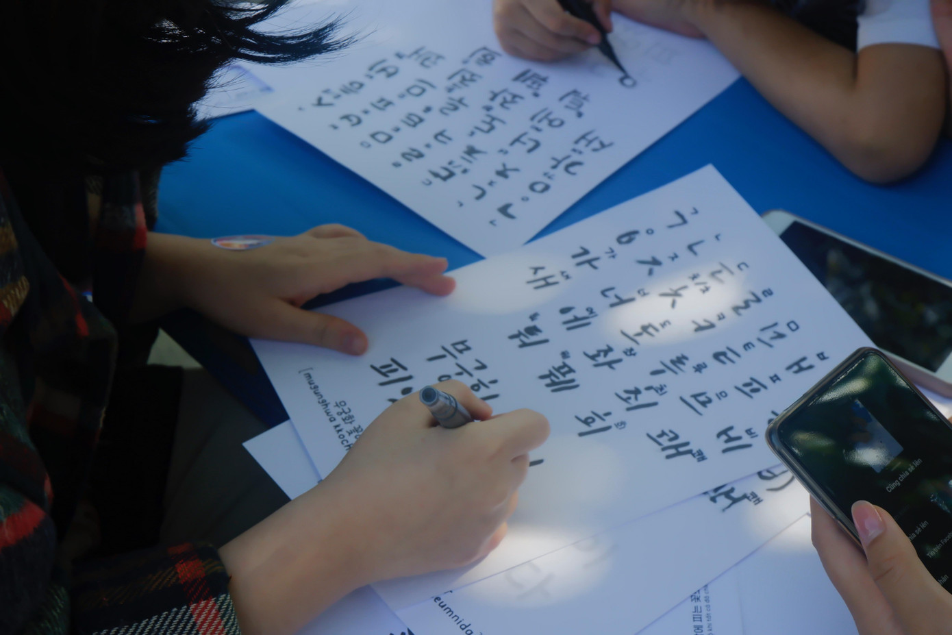 Học viết thư pháp Hàn Quốc.