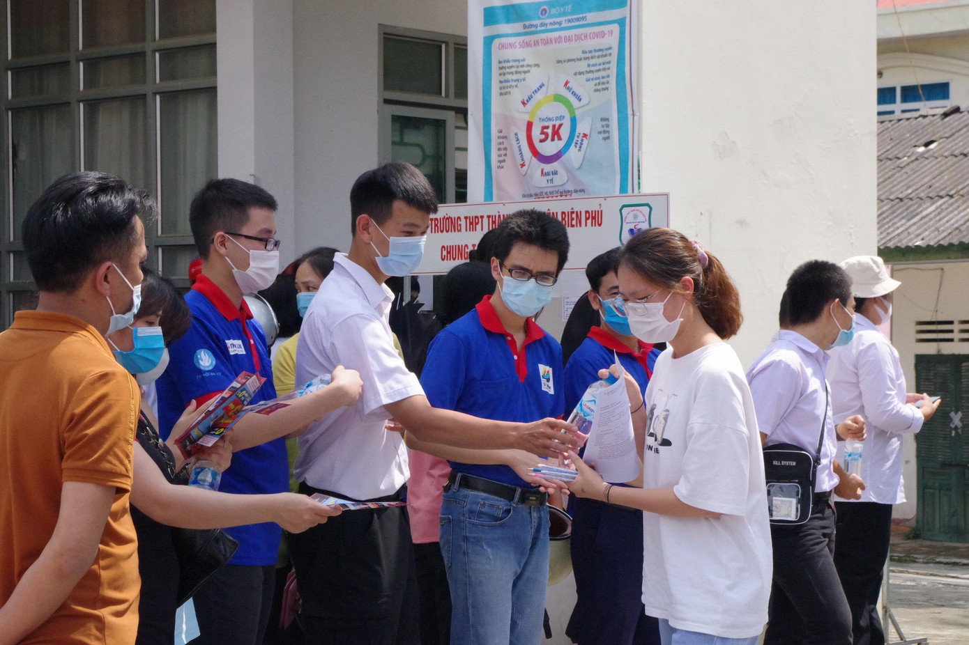 Tại điểm thi trường THPT thành phố Điện Biên Phủ, thí sinh rời điểm thi sau khi hoàn thành môn thi đầu tiên đều nhận được sự hỗ trợ, cổ vũ nhiệt tình của các tình nguyện viên. Tại điểm thi trường THPT thành phố Điện Biên Phủ, thí sinh rời điểm thi sau khi hoàn thành môn thi đầu tiên đều nhận được sự hỗ trợ, cổ vũ nhiệt tình của các tình nguyện viên.