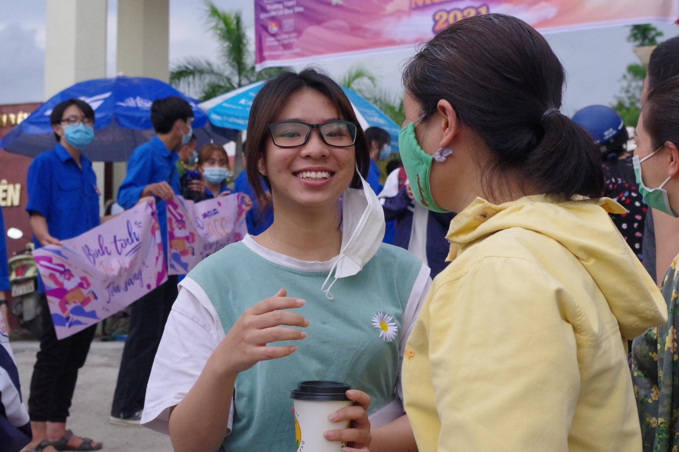 Gương mặt rạng rỡ của thí sinh sau khi hoàn thành bài thi môn Toán chiều 7/7. Gương mặt rạng rỡ của thí sinh sau khi hoàn thành bài thi môn Toán chiều 7/7.