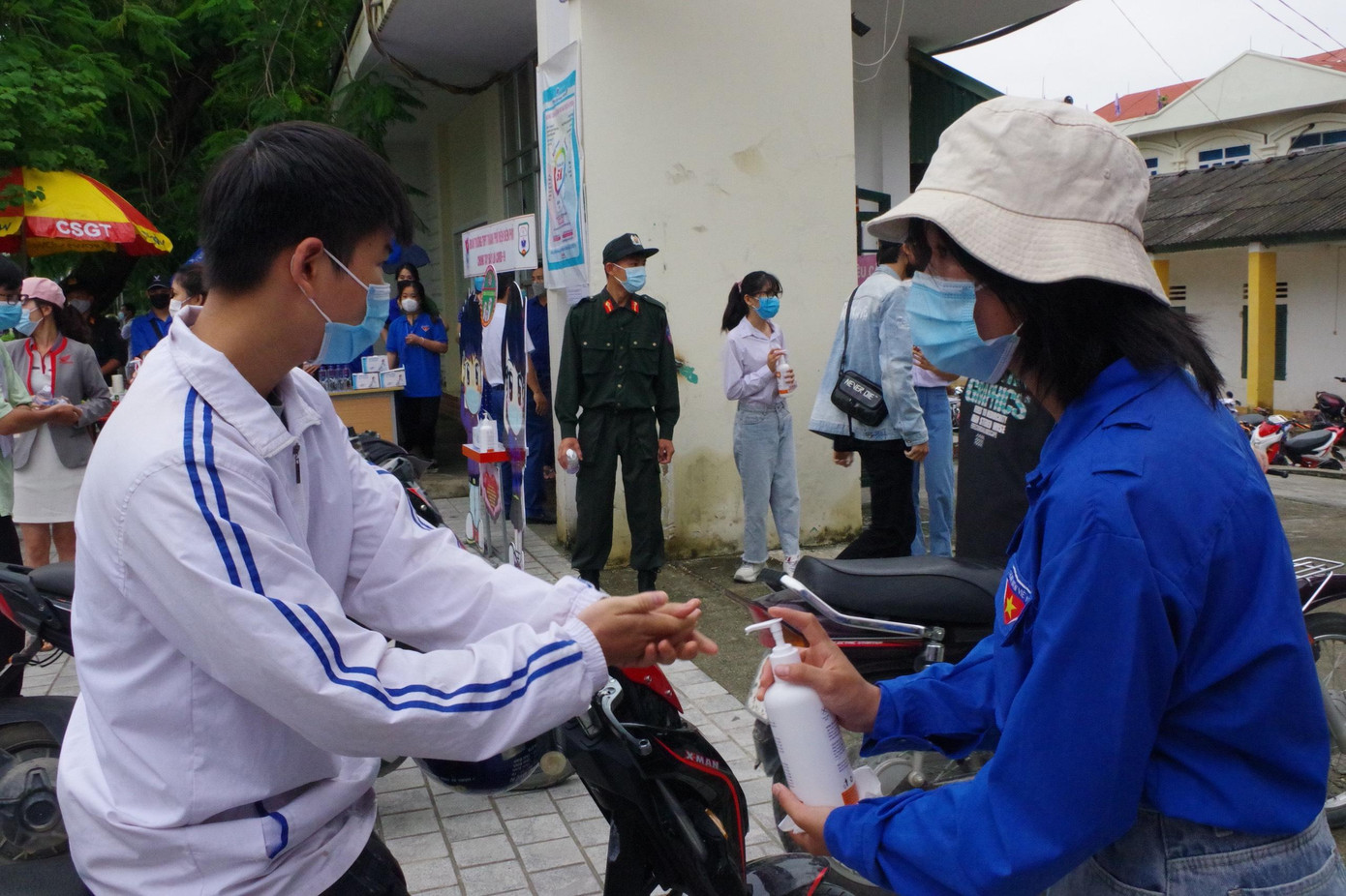 Thí sinh được sát khuẩn tay trước khi bước vào bên trong điểm thi.