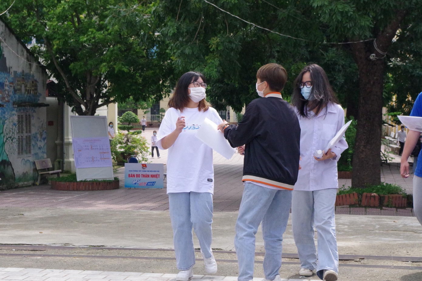 Các sĩ tử rời khỏi trường thi sau môn thi đầu tiên, thảo luận sôi nổi về đề Văn năm nay. Các sĩ tử rời khỏi trường thi sau môn thi đầu tiên, thảo luận sôi nổi về đề Văn năm nay.