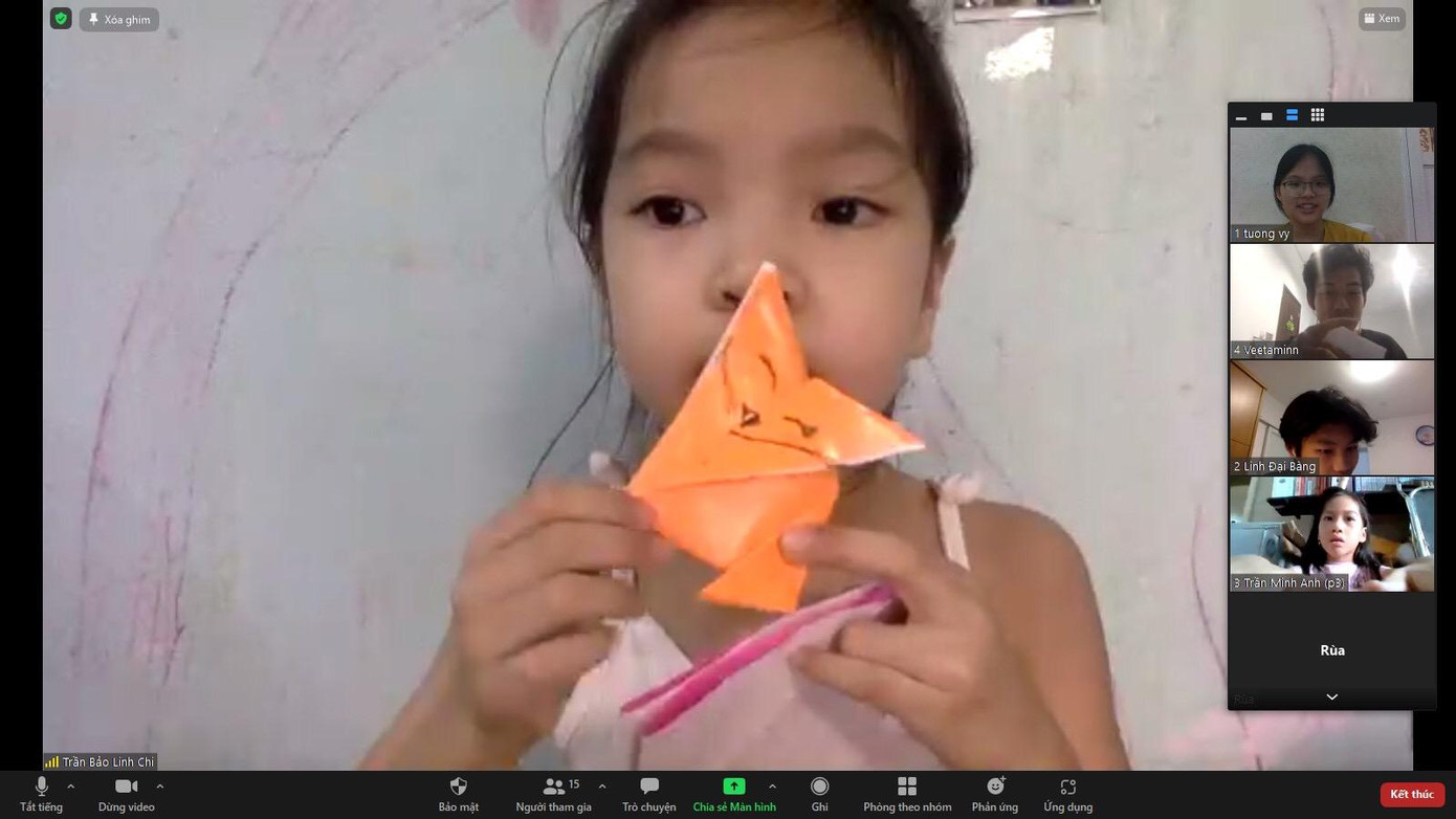 Khoe thành quả với cả lớp nào, trại hè online nhưng cũng không kém phần thú vị và tương tác thoải mái luôn! Khoe thành quả với cả lớp nào, trại hè online nhưng cũng không kém phần thú vị và tương tác thoải mái luôn!