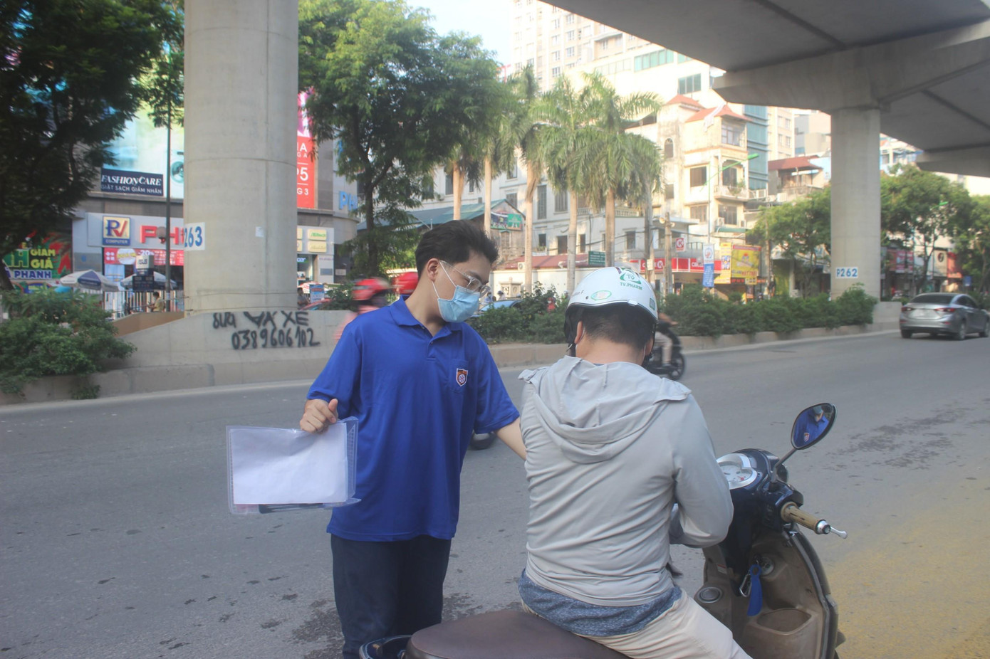 Toàn bộ khu vực từ cổng 2 trường ĐHSP đến trường THCS THPT Nguyễn Tất Thành đều được quây kín, chỉ có thí sinh và các bạn sinh viên tình nguyện.