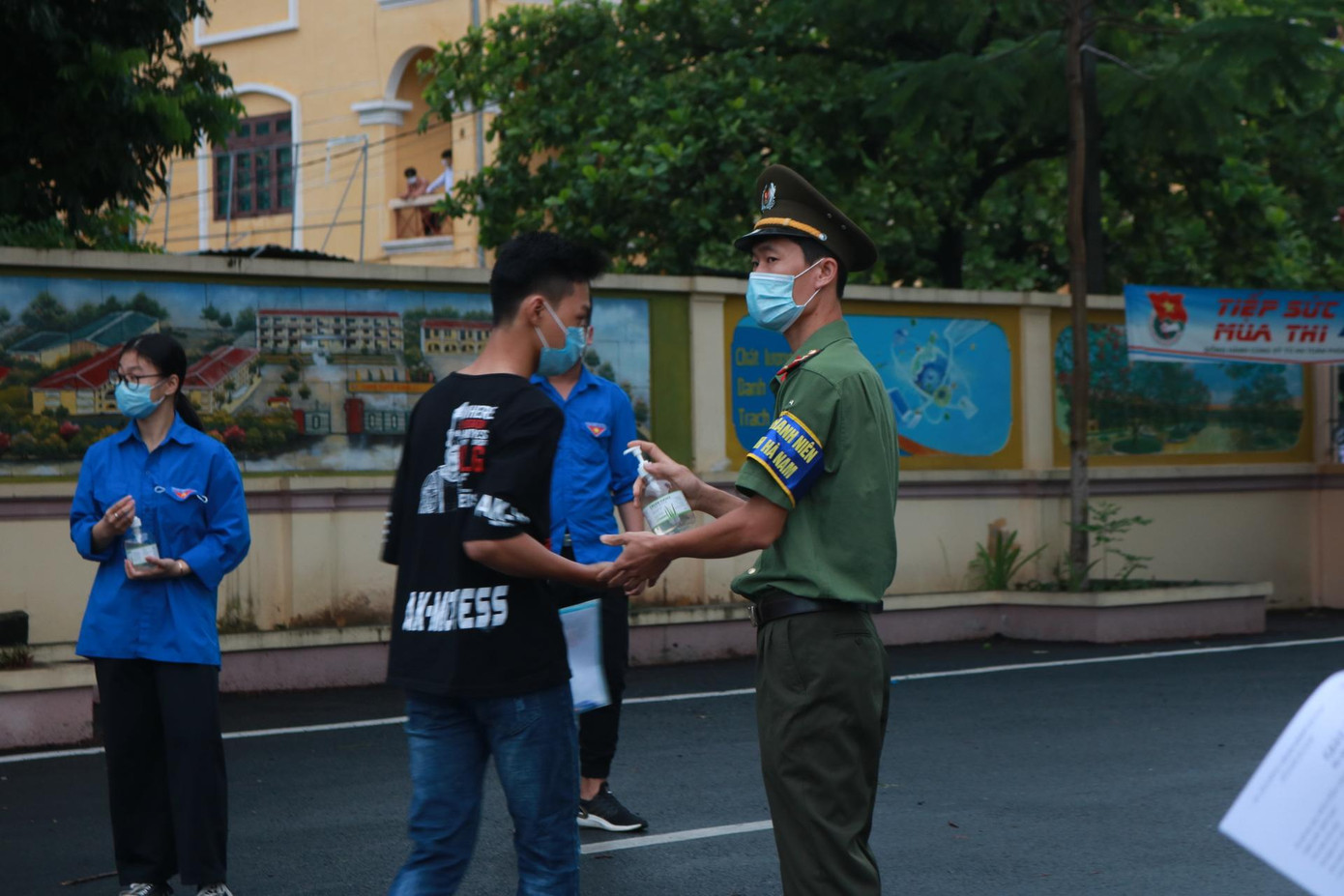 Thí sinh trước khi vào khu vực thi đều được sát khuẩn tay, bảo đảm công tác phòng chống dịch. Thí sinh trước khi vào khu vực thi đều được sát khuẩn tay, bảo đảm công tác phòng chống dịch.