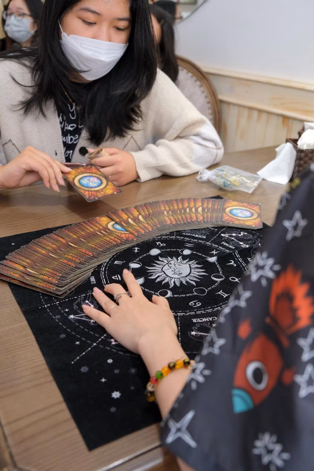 Khu vực bói bài Tarot thu hút sự quan tâm của các bạn trẻ.