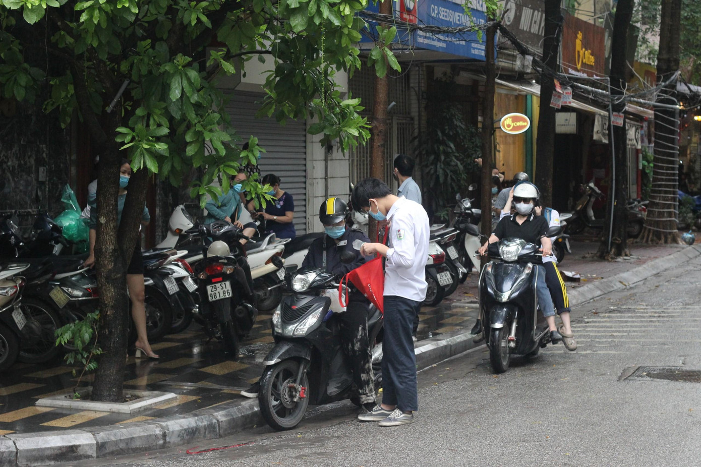 Hình ảnh tại điểm thi trường THPT Phan Huy Chú (Hà Nội). Hình ảnh tại điểm thi trường THPT Phan Huy Chú (Hà Nội).