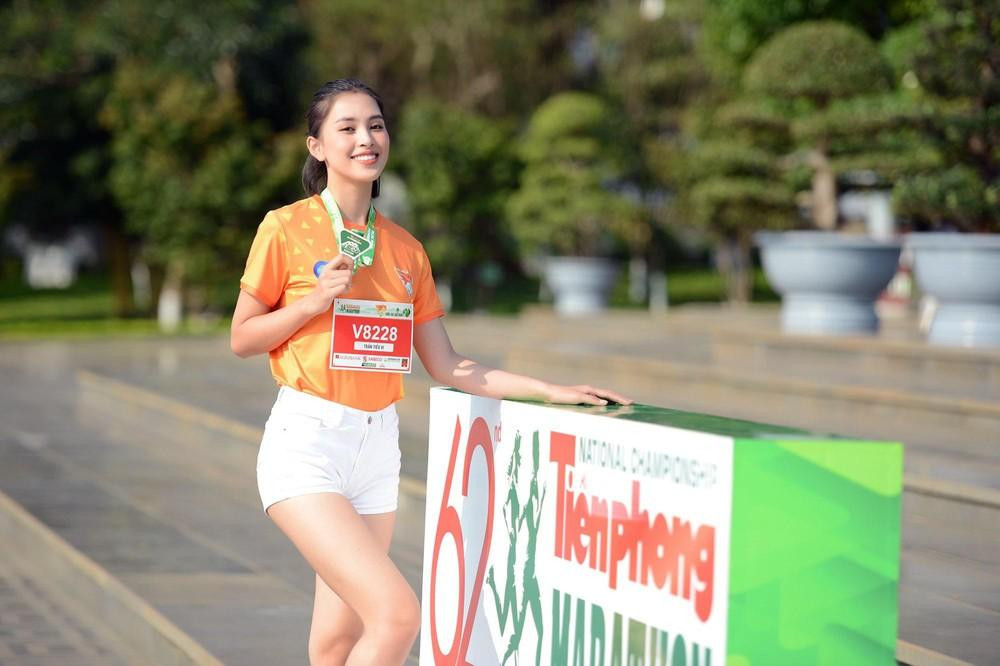 Hoa hậu Trần Tiểu Vy xuất hiện rạng rỡ tại giải chạy Tiền Phong Marathon 2021.