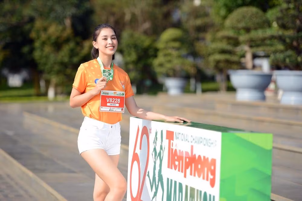 Hoa hậu Trần Tiểu Vy xuất hiện rạng rỡ tại giải chạy Tiền Phong Marathon 2021.
