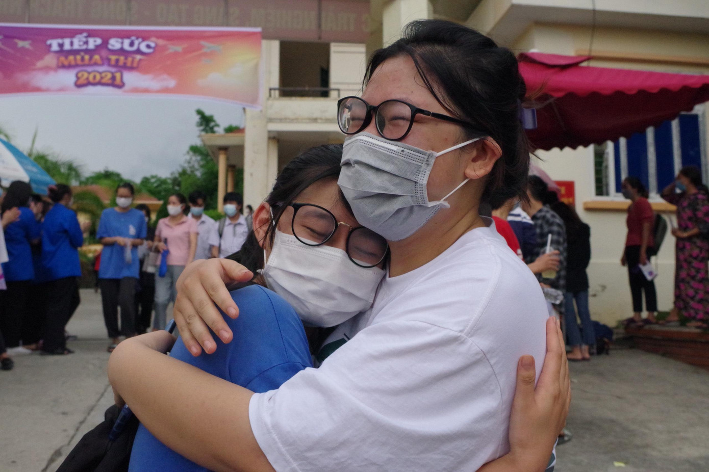 Hình ảnh đầy cảm xúc tại điểm thi trường THPT chuyên Lê Quý Đôn (Điện Biên) sau khi các sĩ tử hoàn thành ngày thi Tốt nghiệp THPT đầu tiên. Hình ảnh đầy cảm xúc tại điểm thi trường THPT chuyên Lê Quý Đôn (Điện Biên) sau khi các sĩ tử hoàn thành ngày thi Tốt nghiệp THPT đầu tiên.