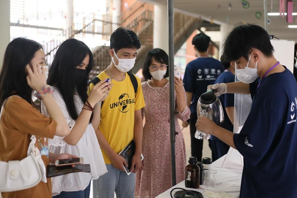 Trong vai những "hướng dẫn viên" khoa học, teen Ams sẽ trực tiếp thực hiện các thí nghiệm và lý giải kiến thức khoa học được vận dụng cho người xem. Trong vai những "hướng dẫn viên" khoa học, teen Ams sẽ trực tiếp thực hiện các thí nghiệm và lý giải kiến thức khoa học được vận dụng cho người xem.