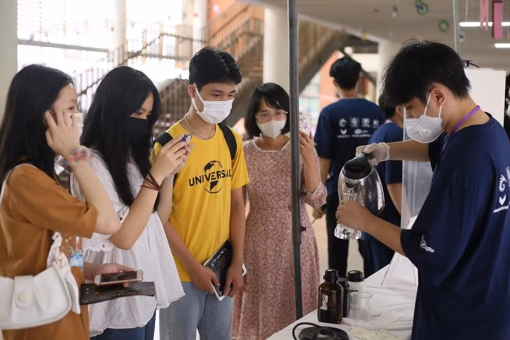 Trong vai những "hướng dẫn viên" khoa học, teen Ams sẽ trực tiếp thực hiện các thí nghiệm và lý giải kiến thức khoa học được vận dụng cho người xem. Trong vai những "hướng dẫn viên" khoa học, teen Ams sẽ trực tiếp thực hiện các thí nghiệm và lý giải kiến thức khoa học được vận dụng cho người xem.