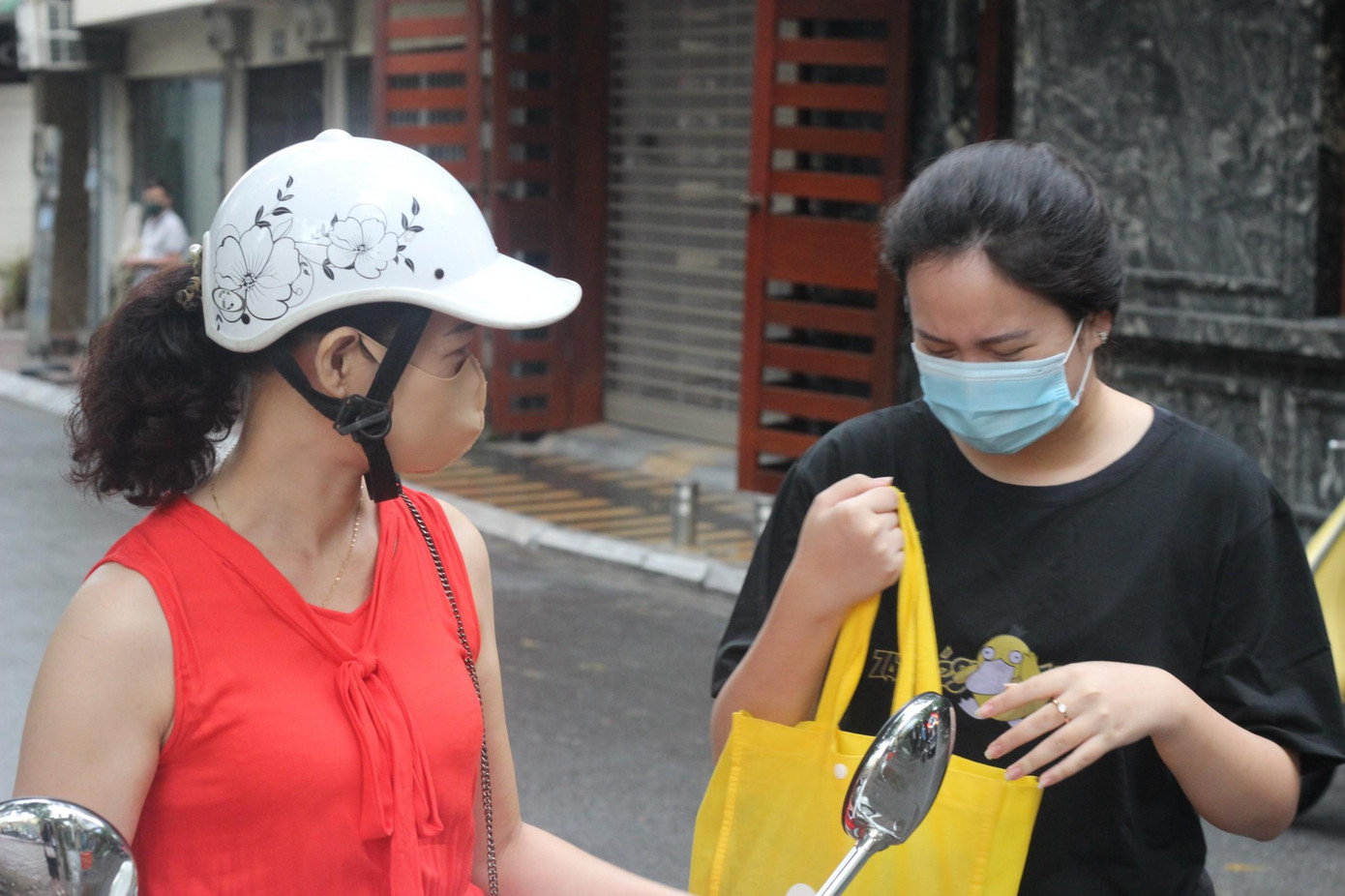 Phụ huynh đưa con em đến điểm thi ngay từ sáng sớm. Phụ huynh đưa con em đến điểm thi ngay từ sáng sớm.