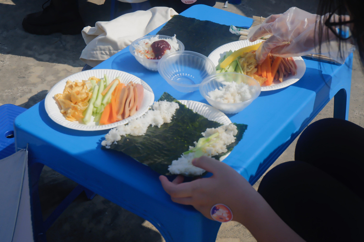 Trải nghiệm tự tay làm các món ăn chuẩn vị Hàn tại gian hàng ẩm thực.