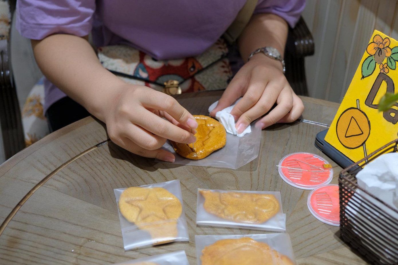 Teen được trải nghiệm vô vàn những trò chơi, thử thách vui nhộn như hoạt động làm móc khoá, túi thơm và trải nghiệm thử thách tách kẹo Dalgona. Teen được trải nghiệm vô vàn những trò chơi, thử thách vui nhộn như hoạt động làm móc khoá, túi thơm và trải nghiệm thử thách tách kẹo Dalgona.