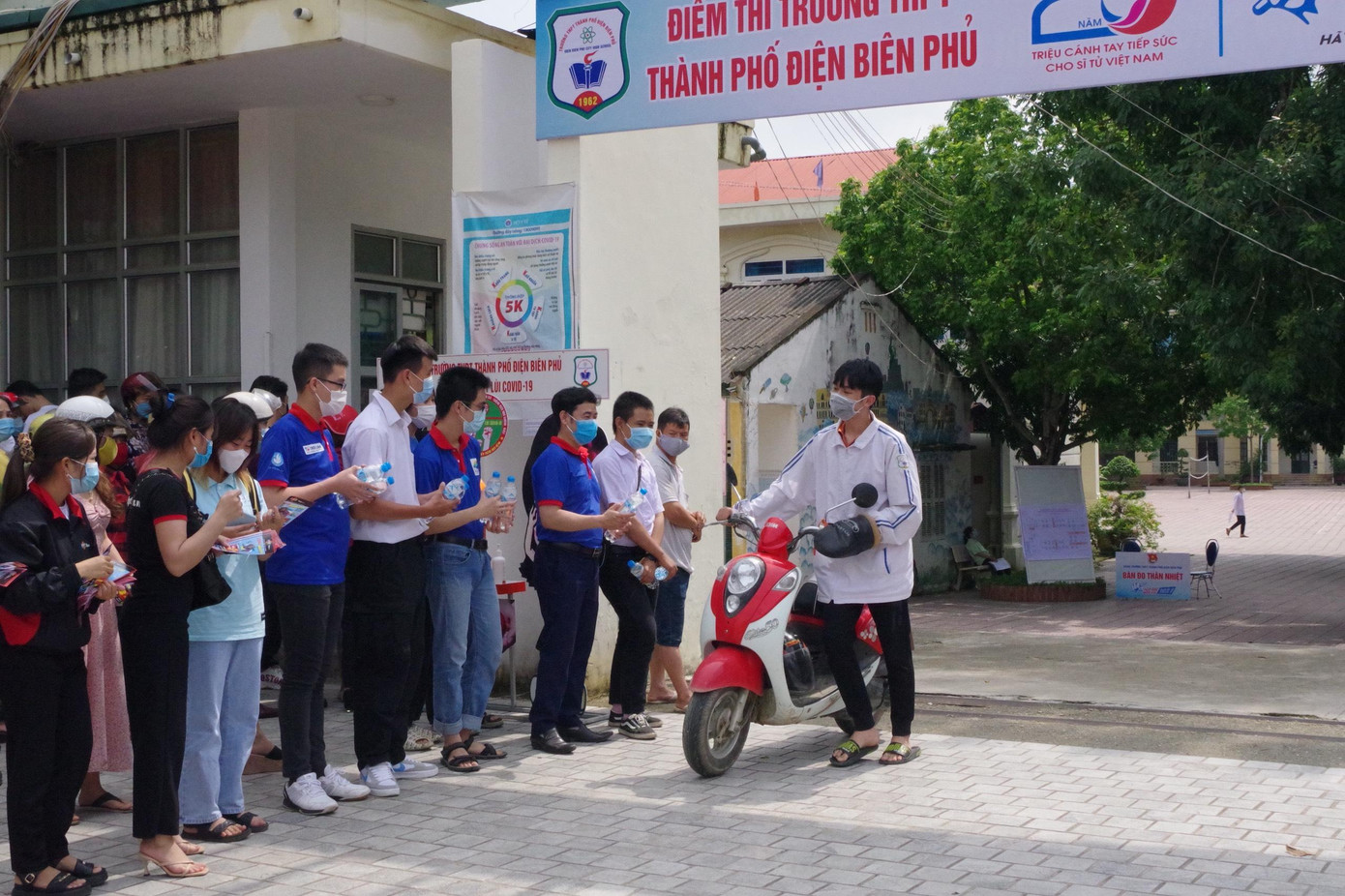 Nhiều sĩ tử chủ động dùng phương tiện riêng để di chuyển đến địa điểm thi thay vì phụ huynh đưa đón. Nhiều sĩ tử chủ động dùng phương tiện riêng để di chuyển đến địa điểm thi thay vì phụ huynh đưa đón.