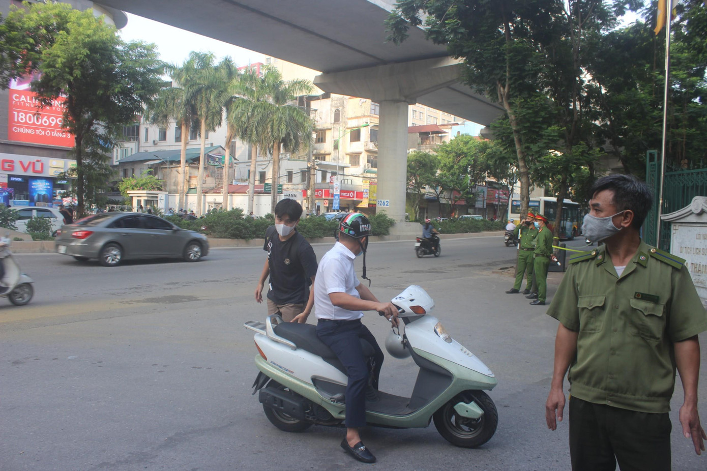 Các phụ huynh được bố trí để không tụ tập trước điểm thi.