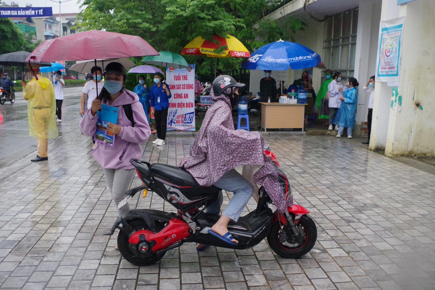Trời mưa lớn khiến việc di chuyển gặp nhiều khó khăn. Trời mưa lớn khiến việc di chuyển gặp nhiều khó khăn.