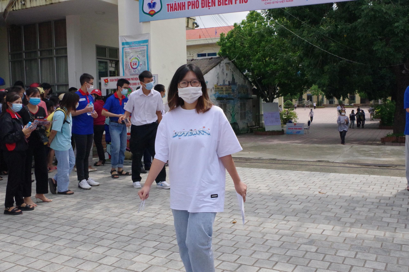 Các thí sinh kết thúc môn thi đầu tiên và chuẩn bị bước vào bài thi Toán vào chiều nay. Các thí sinh kết thúc môn thi đầu tiên và chuẩn bị bước vào bài thi Toán vào chiều nay.