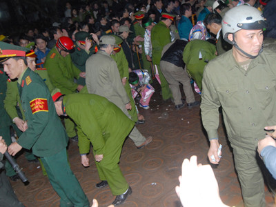 Cảnh xô đẩy nhặt tiền diễn ra trong lễ khai ấn năm 2012