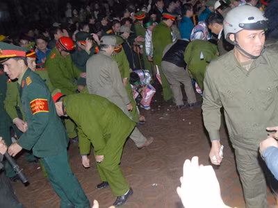Cảnh xô đẩy nhặt tiền diễn ra trong lễ khai ấn năm 2012
