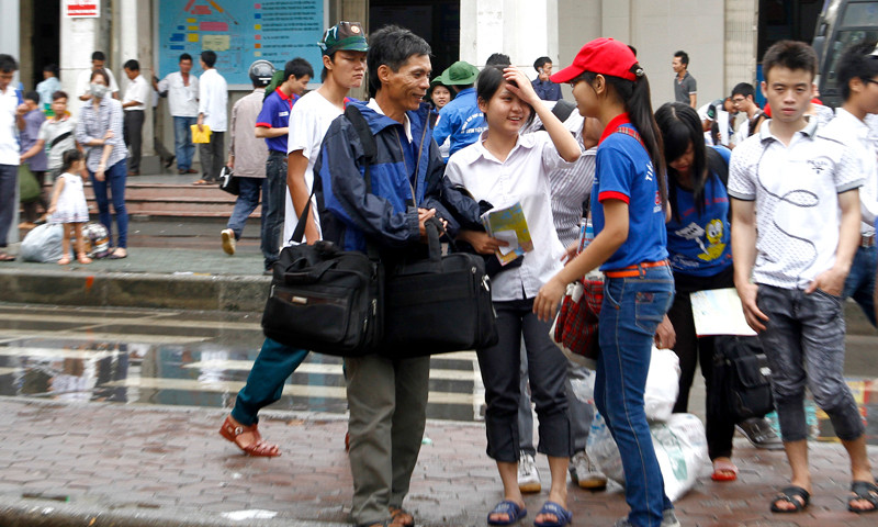 Tại trạm xe buýt vẫn có sự hiện diện của áo xanh