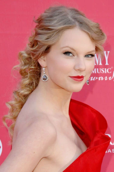 Cùng năm, cô nàng lại xuất hiện nhưng với hình ảnh trái ngược: gợi cảm và bí ẩn trong sắc môi đỏ đậm