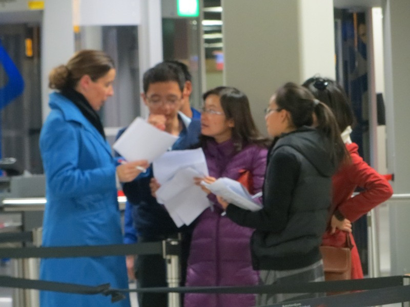 Nhân viên của KLM chốc chốc lại chạy ra để thuyết phục bay lẻ vào những chuyến đến khu vực Đông Nam Á và Đông Á còn trống chỗ