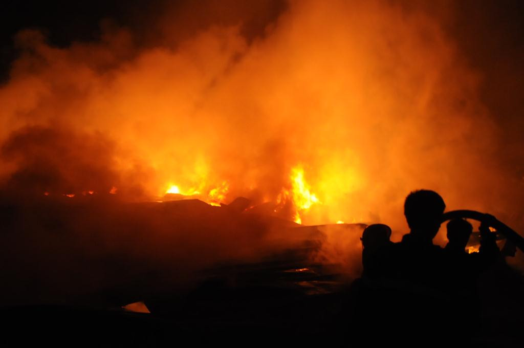 Ngọn lửa bắt đầu bùng phát lúc 14h30 từ kho chứa sản phẩm công ty Diana sau đó lan dần sang khu nhà xưởng rộng tới vài nghìn m2