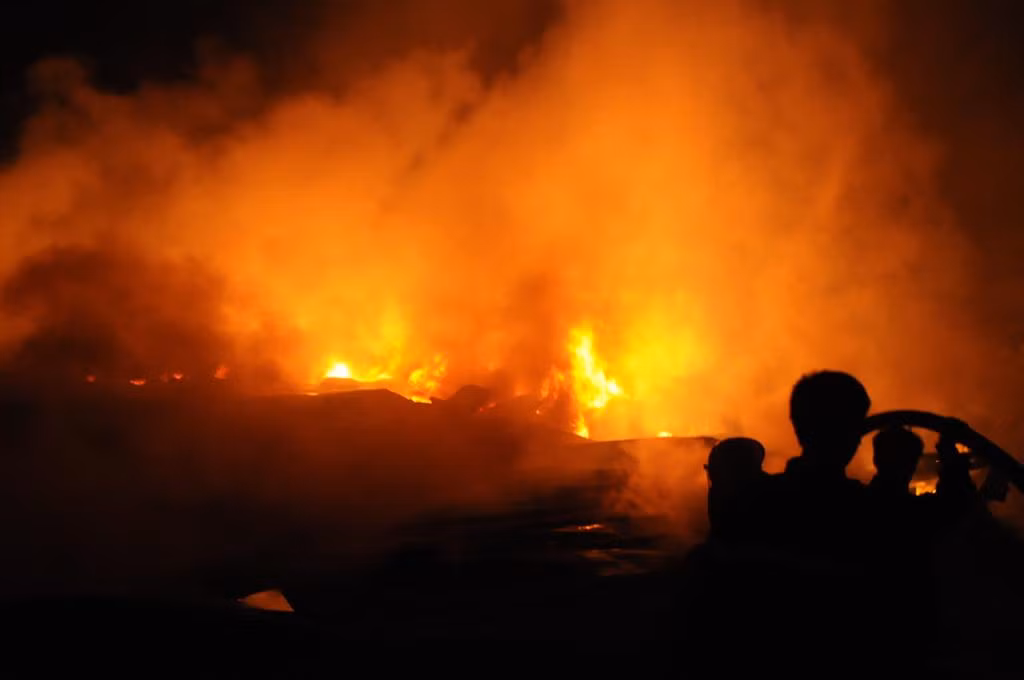 Ngọn lửa bắt đầu bùng phát lúc 14h30 từ kho chứa sản phẩm công ty Diana sau đó lan dần sang khu nhà xưởng rộng tới vài nghìn m2