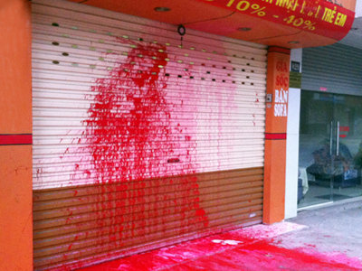 Hiện trường một vụ bị ném chất bẩn trên phố Đê La Thành. Hiện trường một vụ bị ném chất bẩn trên phố Đê La Thành