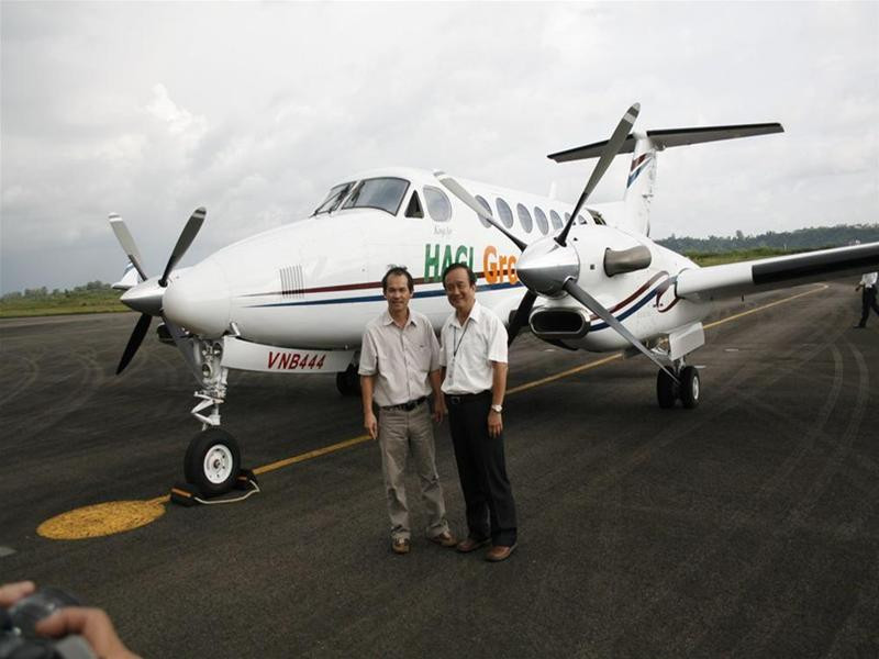 Ông Đoàn Nguyên Đức (trái) bên chiếc máy bay tư nhân đầu tiên tại VN. Ảnh : PV Ông Đoàn Nguyên Đức (trái) bên chiếc máy bay tư nhân đầu tiên tại VN. Ảnh : PV