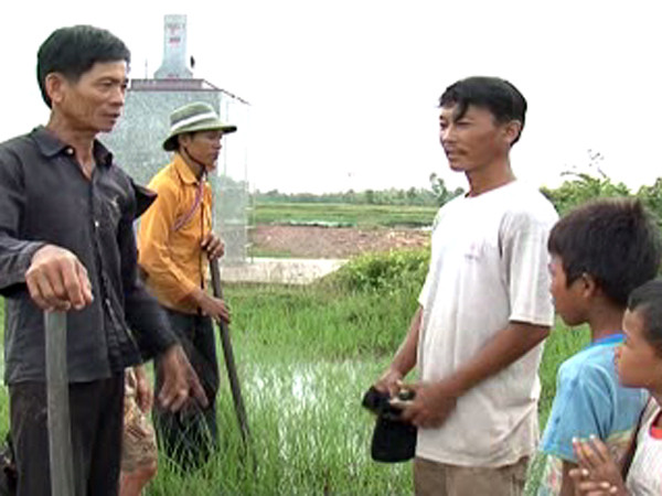 Ông Tá nhắc nhở một số người dân Campuchia về việc tuân thủ các quy định đường biên giới