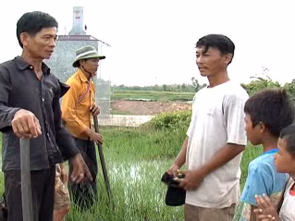 Ông Tá nhắc nhở một số người dân Campuchia về việc tuân thủ các quy định đường biên giới