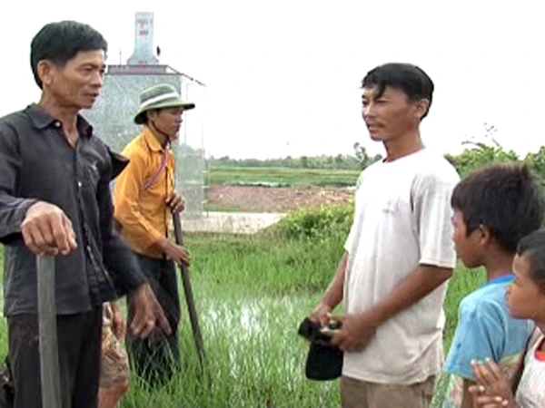 Ông Tá nhắc nhở một số người dân Campuchia về việc tuân thủ các quy định đường biên giới