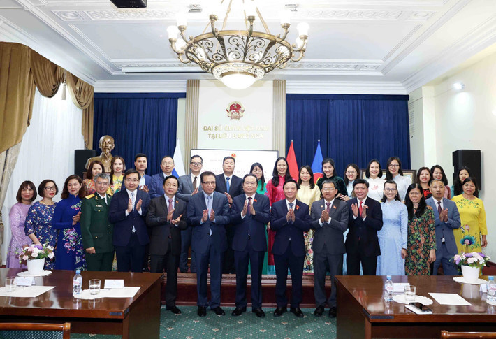 Đoàn đại biểu cấp cao Quốc hội Việt Nam với cộng đồng người Việt Nam tại Liên bang Nga. Ảnh: TTXVN