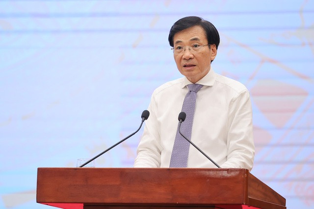 Bộ trưởng, Chủ nhiệm Văn phòng Chính phủ Trần Văn Sơn thông tin tại họp báo. Ảnh: Nhật Bắc