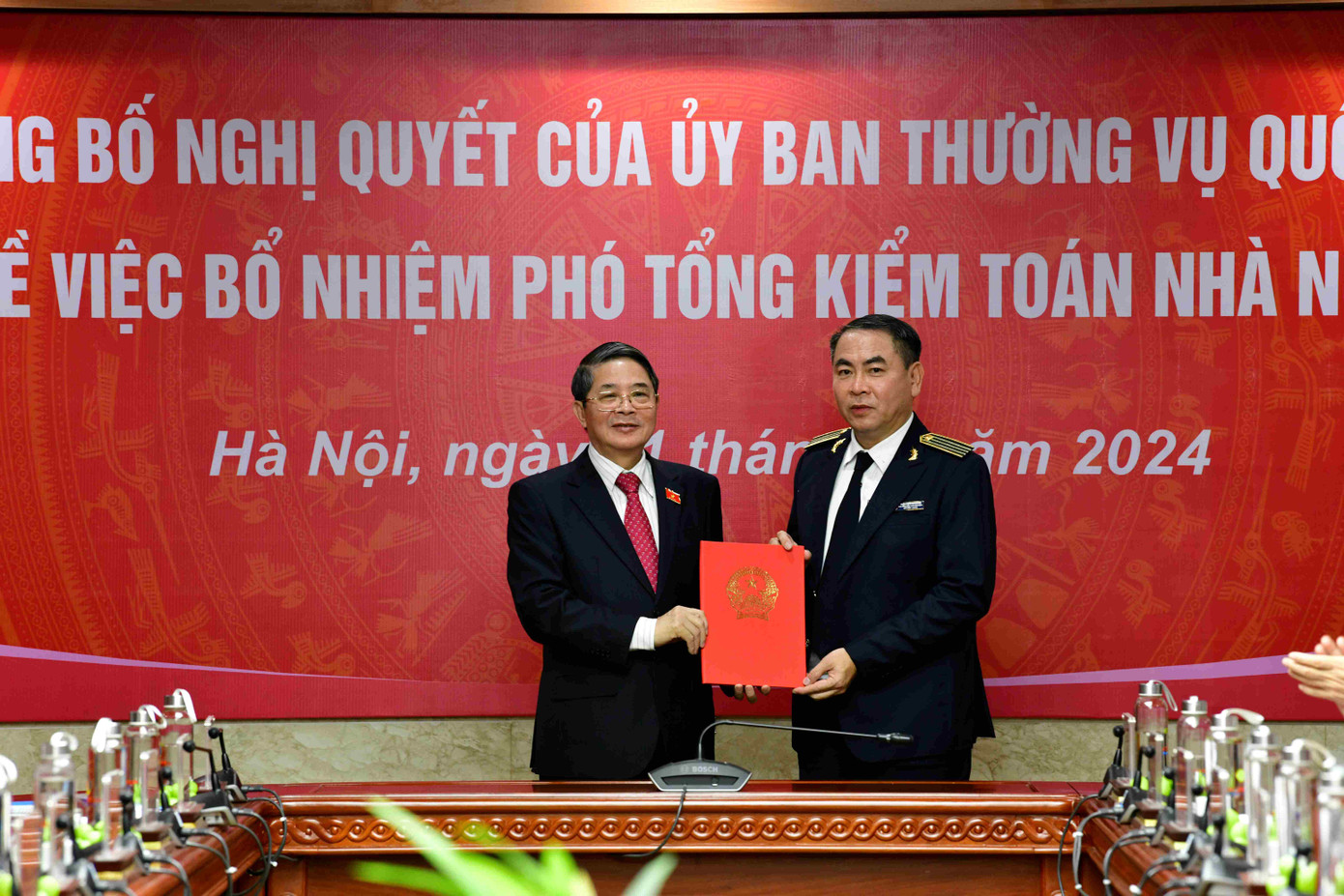 Phó Chủ tịch Quốc hội Nguyễn Đức Hải trao Nghị quyết và chúc mừng tân Phó Tổng Kiểm toán nhà nước Trần Minh Khương. Ảnh: N.Lộc Phó Chủ tịch Quốc hội Nguyễn Đức Hải trao Nghị quyết và chúc mừng tân Phó Tổng Kiểm toán nhà nước Trần Minh Khương. Ảnh: N.Lộc