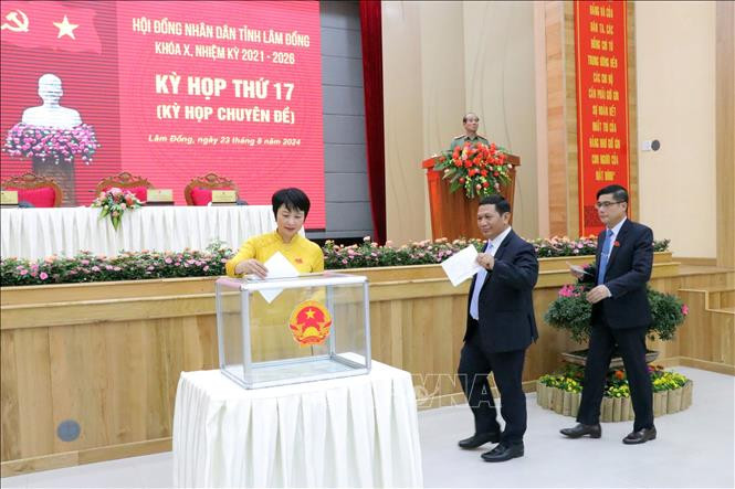 Các đại biểu bỏ phiếu bầu chức danh chủ chốt tỉnh Lâm Đồng. Ảnh TTXVN