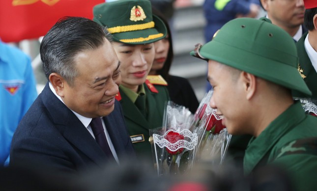 Chủ tịch Hà Nội Trần Sỹ Thanh tặng hoa tân binh lên đường nhập ngũ dịp đầu năm 2024. Ảnh: Trường Phong
