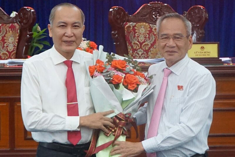 Bí thư Tỉnh ủy Bạc Liêu (phải) tặng hoa ông Phan Như Nguyện. Ảnh: Nhật Hồ