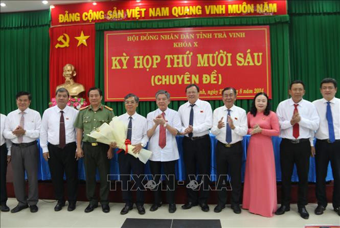 Lãnh đạo Tỉnh ủy, UBND tỉnh tặng hoa chúc mừng ông Châu Văn Hòa. Ảnh TTXVN