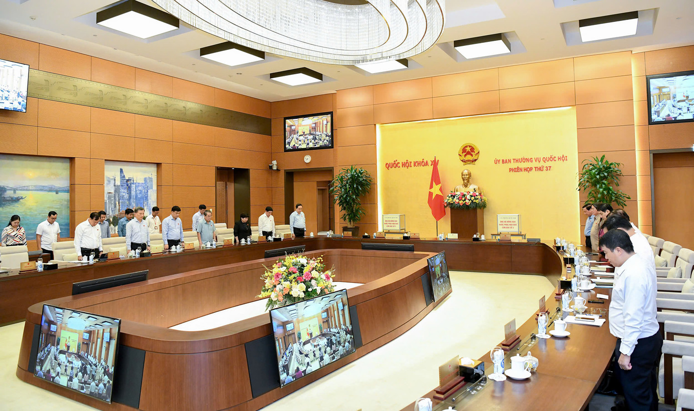 Các đại biểu đã dành một phút tưởng niệm các nạn nhân tử vong do bão số 3 và lũ lụt ở các tỉnh phía Bắc.