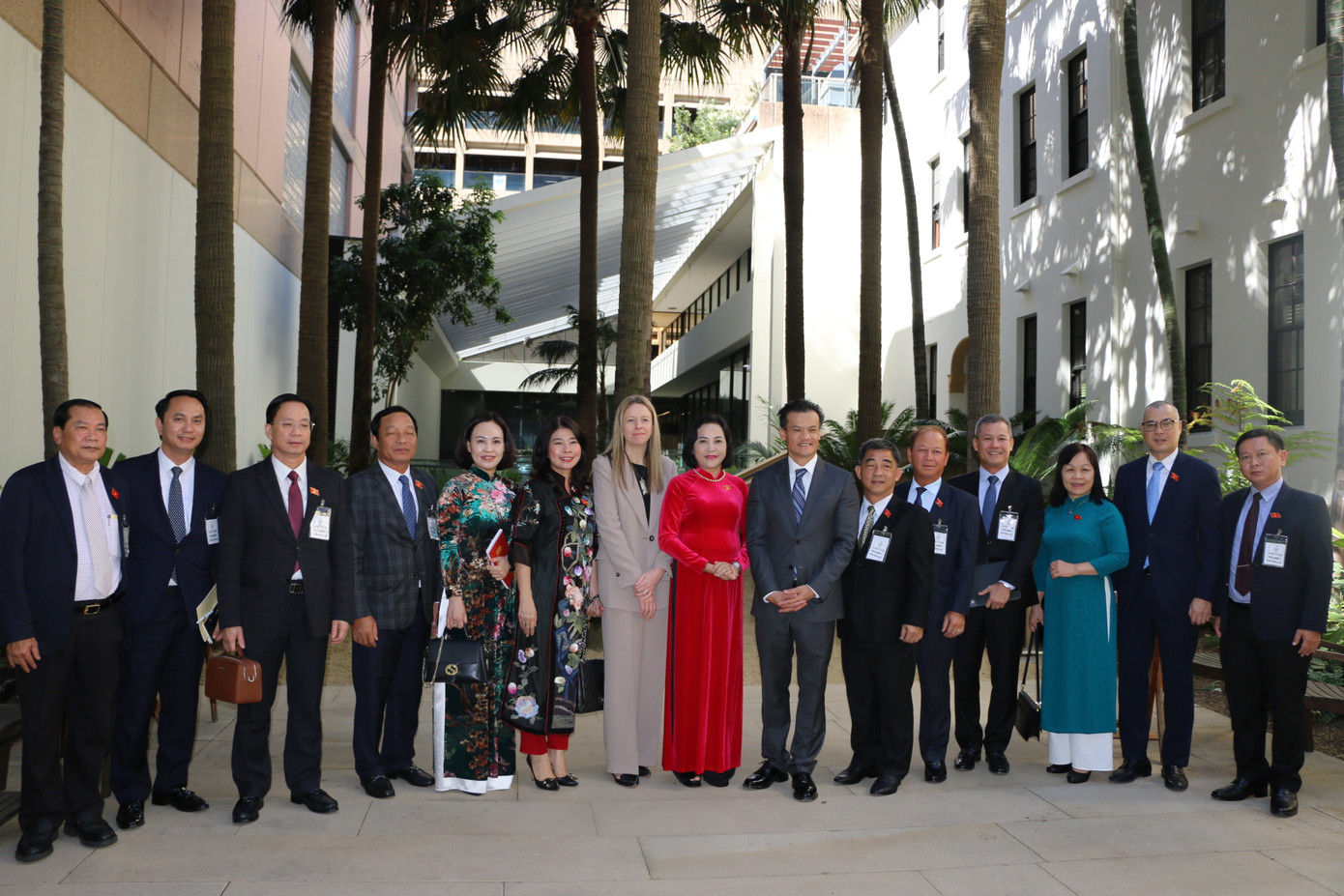 Phó Chủ tịch Quốc hội và Đoàn đại biểu Quốc hội cùng Bộ trưởng Bộ Thương mại và công nghiệp, đổi mới, khoa học và công nghệ, xây dựng và cải huấn bang New South Wales Anoulack Chanthivon.