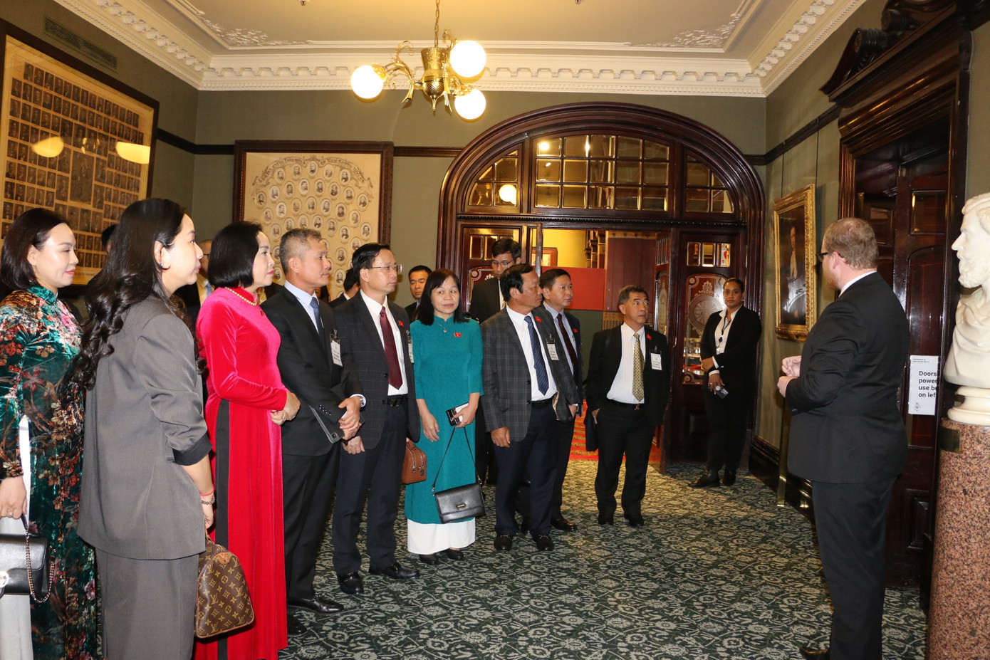 Phó Chủ tịch Quốc hội Nguyễn Thị Thanh cùng Đoàn đại biểu Quốc hội Việt Nam thăm toà nhà Quốc hội bang New South Wales.