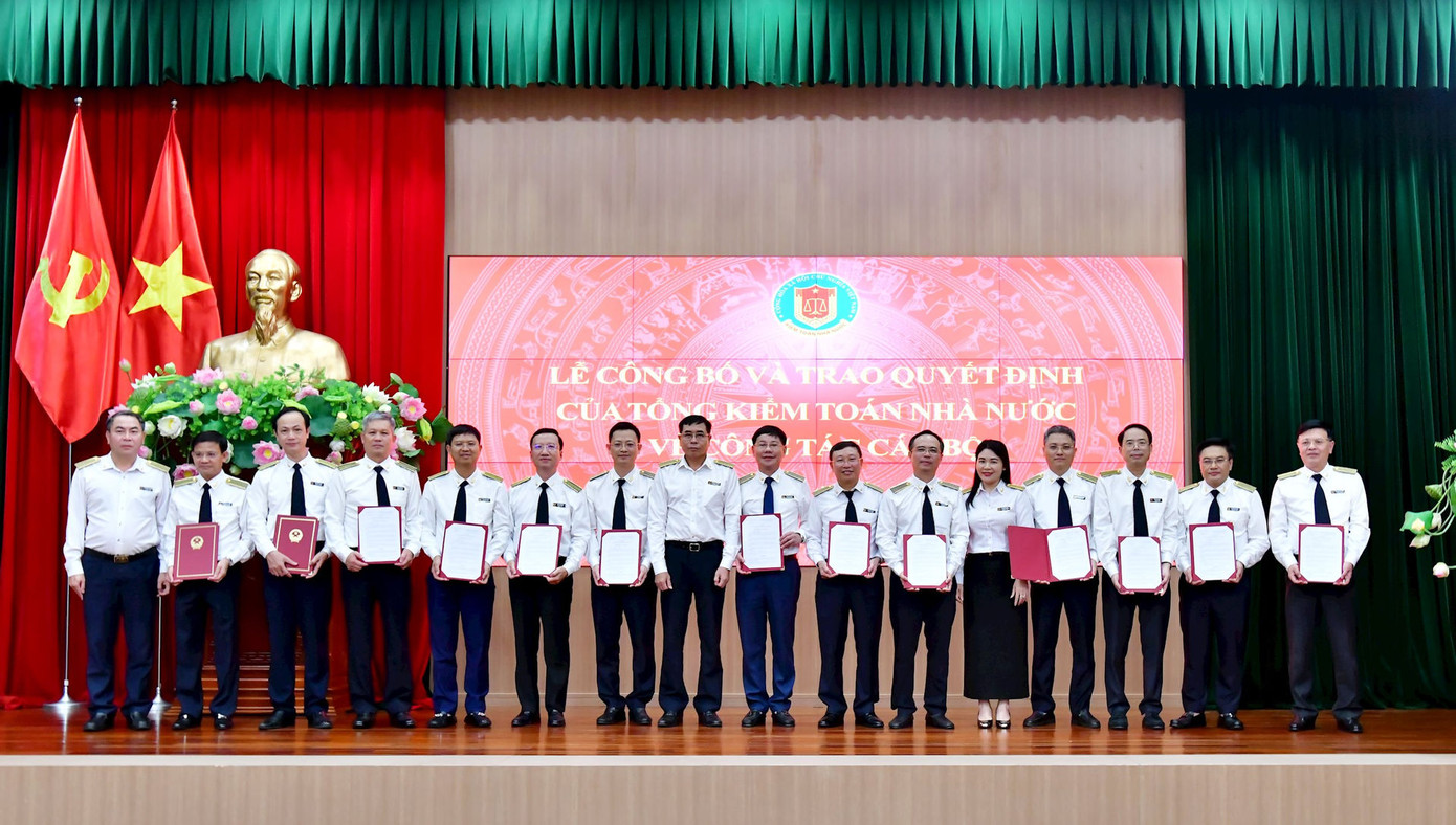 Lãnh đạo Kiểm toán nhà nước trao Quyết định điều động, bổ nhiệm về công tác cán bộ cho các đồng chí giữ chức Vụ trưởng và tương đương. Lãnh đạo Kiểm toán nhà nước trao Quyết định điều động, bổ nhiệm về công tác cán bộ cho các đồng chí giữ chức Vụ trưởng và tương đương.
