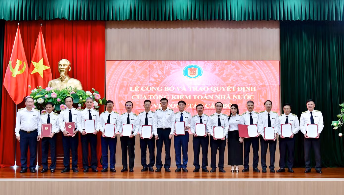 Lãnh đạo Kiểm toán nhà nước trao Quyết định điều động, bổ nhiệm về công tác cán bộ cho các đồng chí giữ chức Vụ trưởng và tương đương.