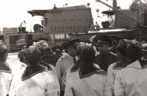 Tên gọi chính thức của căn cứ Cam Ranh thời kỳ này là căn cứ bảo đảm hậu cần kỹ thuật số 922 của Hạm đội Thái Bình Dương. Căn cứ 922 chủ yếu phục vụ Liên đội tàu chiến số 17 (Hạm đội Thái Bình Dương). Trong ảnh là các tướng lĩnh hải quân Liên Xô cùng thủy thủ đoàn tàu ngầm hạt nhân tấn công tại Cam Ranh.